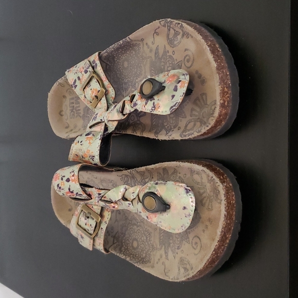 Muk Luks floral sandals, size 10 - Picture 3 of 3